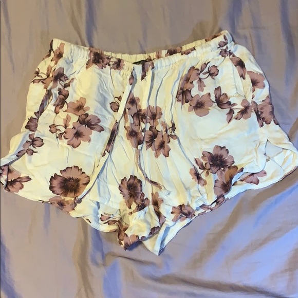 ❌SOLD❌Floral Pink and White Comfy shorts - Picture 1 of 2